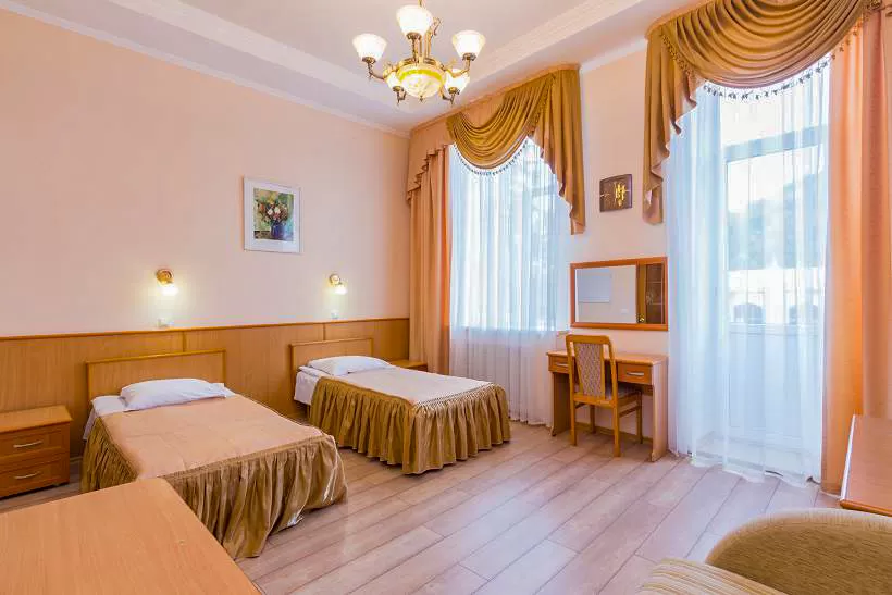 Улучшенный двухместный номер в корпусе Горный в санатории Нарзан в городе Кисловодске - фотография