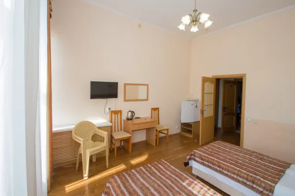 Улучшенный двухместный номер в корпусе Центральный в санатории Нарзан в городе Кисловодске - фотография