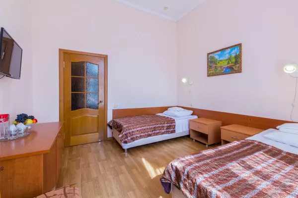 Улучшенный двухместный номер в корпусе Центральный в санатории Нарзан в городе Кисловодске - фотография