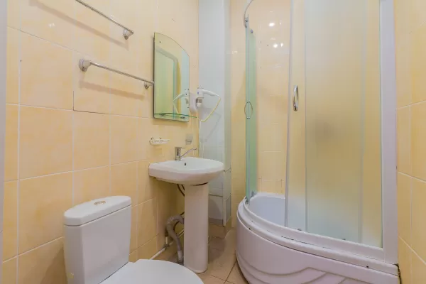 Улучшенный двухместный номер в корпусе Центральный в санатории Нарзан в городе Кисловодске - фотография