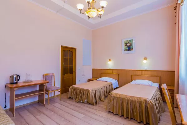 Улучшенный двухместный номер в корпусе Горный в санатории Нарзан в городе Кисловодске - фотография