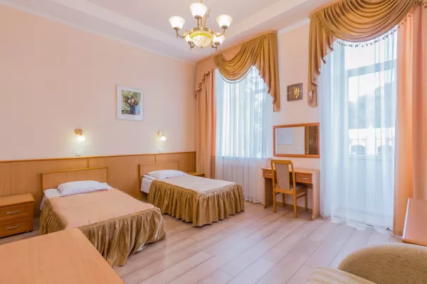 Двухместный улучшенный номер в корпусе Курортный в санатории Нарзан в городе Кисловодске - фотография