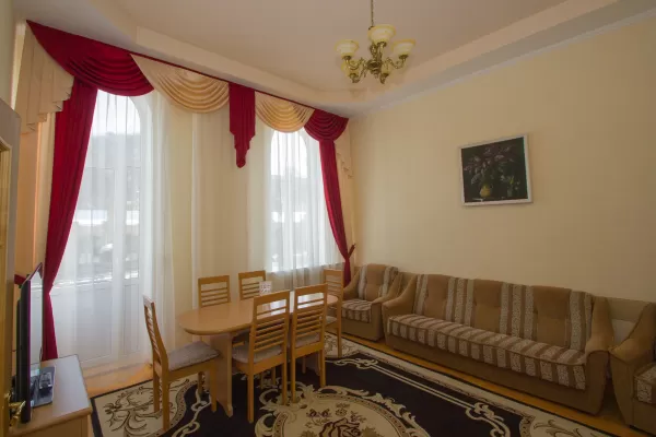 Люкс двухкомнатный в корпусе Центральный в санатории Нарзан в городе Кисловодске - фотография