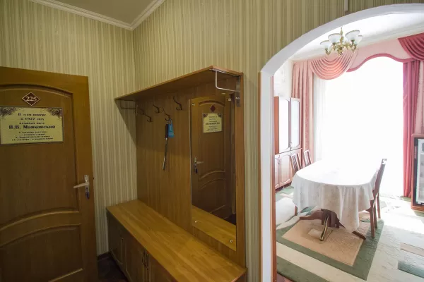 Люкс трехкомнатный в корпусе Центральный в санатории Нарзан в городе Кисловодске - фотография