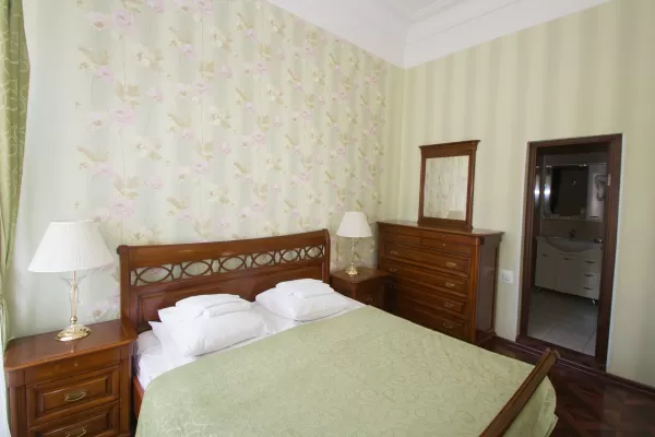 Люкс трехкомнатный в корпусе Центральный в санатории Нарзан в городе Кисловодске - фотография