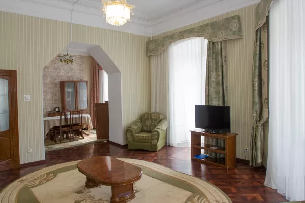 Люкс трехкомнатный в корпусе Центральный в санатории Нарзан в городе Кисловодске - фотография