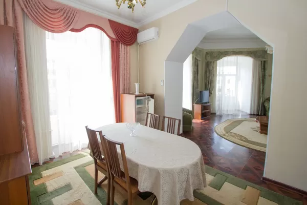 Люкс трехкомнатный в корпусе Центральный в санатории Нарзан в городе Кисловодске - фотография