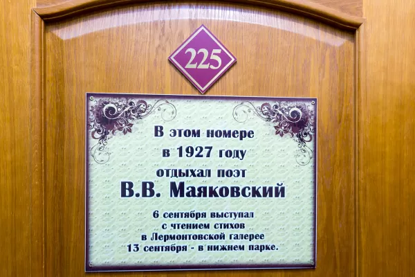 Люкс трехкомнатный в корпусе Центральный в санатории Нарзан в городе Кисловодске - фотография