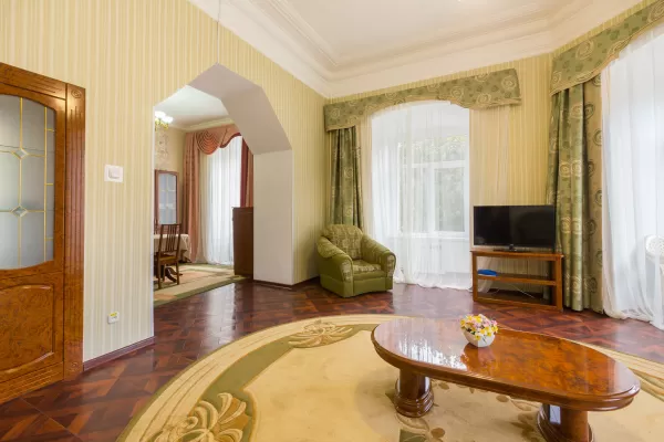 Люкс трехкомнатный в корпусе Центральный в санатории Нарзан в городе Кисловодске - фотография