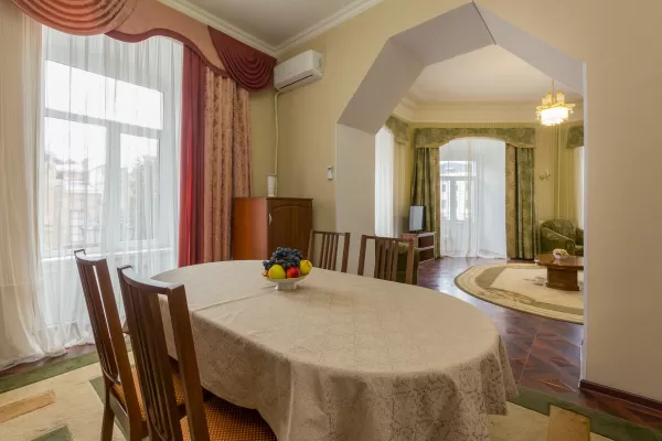 Люкс трехкомнатный в корпусе Центральный в санатории Нарзан в городе Кисловодске - фотография