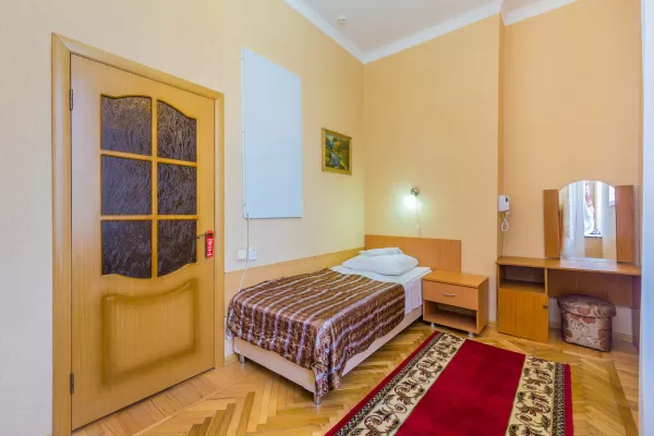 Одноместный номер стандарт в корпусе Курортный в санатории Нарзан в городе Кисловодске - фотография