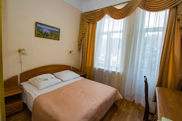 Улучшенный одноместный номер в корпусе Центральный в санатории Нарзан в городе Кисловодске - фотография