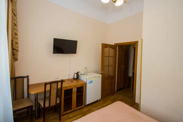 Улучшенный одноместный номер в корпусе Центральный в санатории Нарзан в городе Кисловодске - фотография