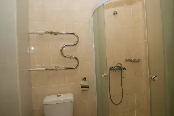 Улучшенный одноместный номер в корпусе Центральный в санатории Нарзан в городе Кисловодске - фотография