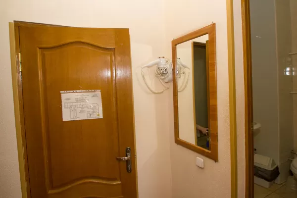 Улучшенный одноместный номер в корпусе Центральный в санатории Нарзан в городе Кисловодске - фотография