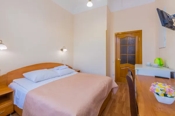 Улучшенный одноместный номер в корпусе Центральный в санатории Нарзан в городе Кисловодске - фотография