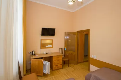 Двухместный номер стандарт в корпусе Центральный в санатории Нарзан в городе Кисловодске - фотография