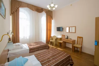 Улучшенный двухместный номер в корпусе Центральный в санатории Нарзан в городе Кисловодске - фотография