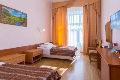 Улучшенный двухместный номер в корпусе Центральный в санатории Нарзан в городе Кисловодске - фотография