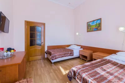 Улучшенный двухместный номер в корпусе Центральный в санатории Нарзан в городе Кисловодске - фотография