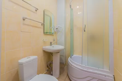 Улучшенный двухместный номер в корпусе Центральный в санатории Нарзан в городе Кисловодске - фотография