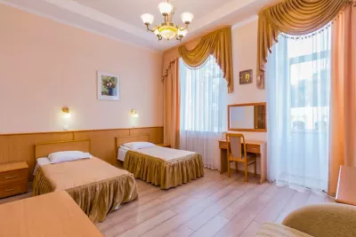 Улучшенный двухместный номер в корпусе Горный в санатории Нарзан в городе Кисловодске - фотография