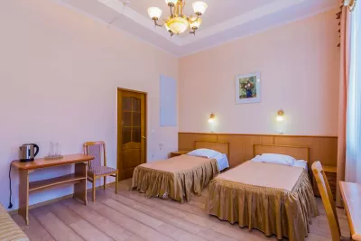 Улучшенный двухместный номер в корпусе Горный в санатории Нарзан в городе Кисловодске - фотография