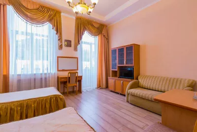 Улучшенный двухместный номер в корпусе Горный в санатории Нарзан в городе Кисловодске - фотография