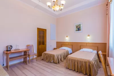 Двухместный улучшенный номер в корпусе Курортный в санатории Нарзан в городе Кисловодске - фотография