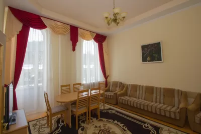 Люкс двухкомнатный в корпусе Центральный в санатории Нарзан в городе Кисловодске - фотография