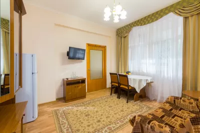 Люкс двухкомнатный в корпусе Горный в санатории Нарзан в городе Кисловодске - фотография