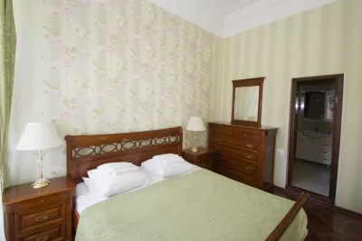 Люкс трехкомнатный в корпусе Центральный в санатории Нарзан в городе Кисловодске - фотография