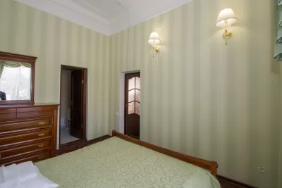 Люкс трехкомнатный в корпусе Центральный в санатории Нарзан в городе Кисловодске - фотография