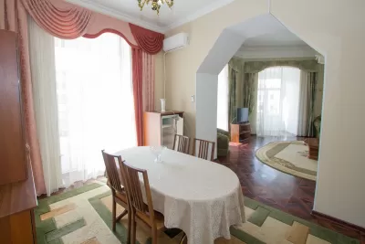 Люкс трехкомнатный в корпусе Центральный в санатории Нарзан в городе Кисловодске - фотография