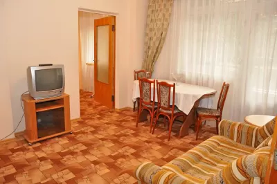 Люкс трехкомнатный в корпусе Горный в санатории Нарзан в городе Кисловодске - фотография