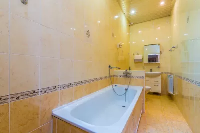 Люкс двухкомнатный в корпусе Курортный в санатории Нарзан в городе Кисловодске - фотография