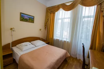 Улучшенный одноместный номер в корпусе Центральный в санатории Нарзан в городе Кисловодске - фотография