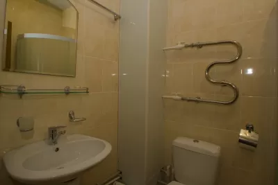 Улучшенный одноместный номер в корпусе Центральный в санатории Нарзан в городе Кисловодске - фотография