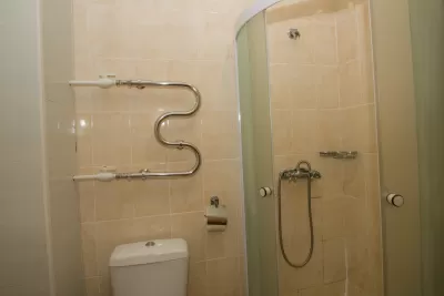 Улучшенный одноместный номер в корпусе Центральный в санатории Нарзан в городе Кисловодске - фотография