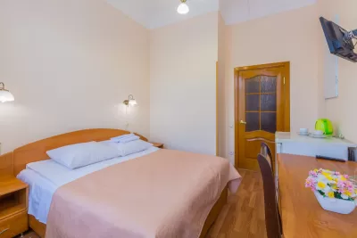 Улучшенный одноместный номер в корпусе Центральный в санатории Нарзан в городе Кисловодске - фотография