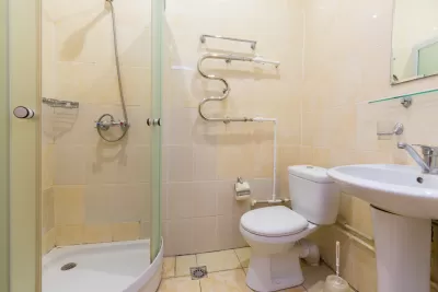 Улучшенный одноместный номер в корпусе Центральный в санатории Нарзан в городе Кисловодске - фотография