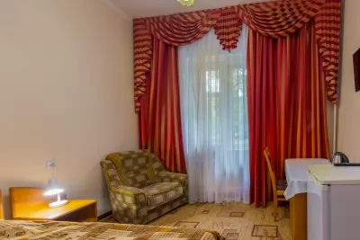 Улучшенный одноместный номер в корпусе Горный в санатории Нарзан в городе Кисловодске - фотография